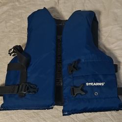 Used Sterns Youth PFD (50-90lbs) In Navy
