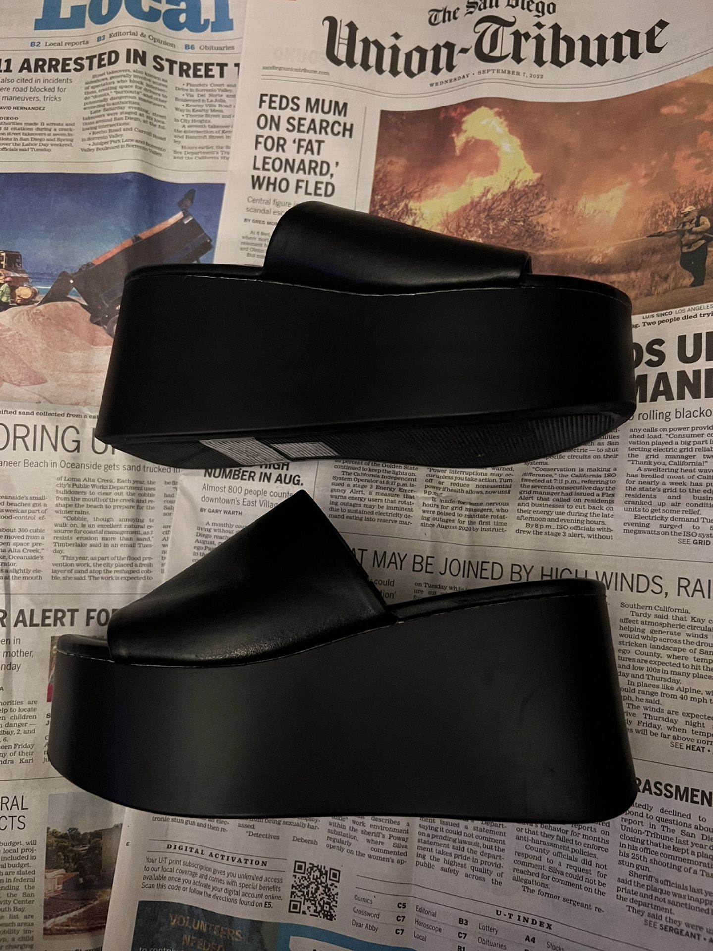 size 7 cute black wedge (f21)