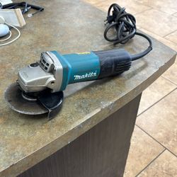 MAKITA GRINDER 9557PB