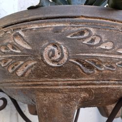 3-Legged Pot w/Plant