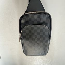 LOUIS VUITTON Avenue Slingbag