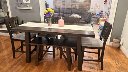 City Furniture Dining table