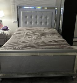 Queen Mirrored Light Up Bed