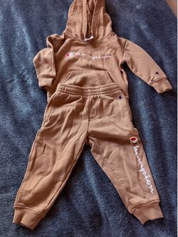Toddler clothes (2T)
