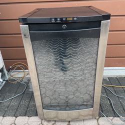 GE Profile Deluxe Wine Cooler 29 Bottle 20”W X 22”1/2D X 34”H In Good Condition $60 Firm On Price