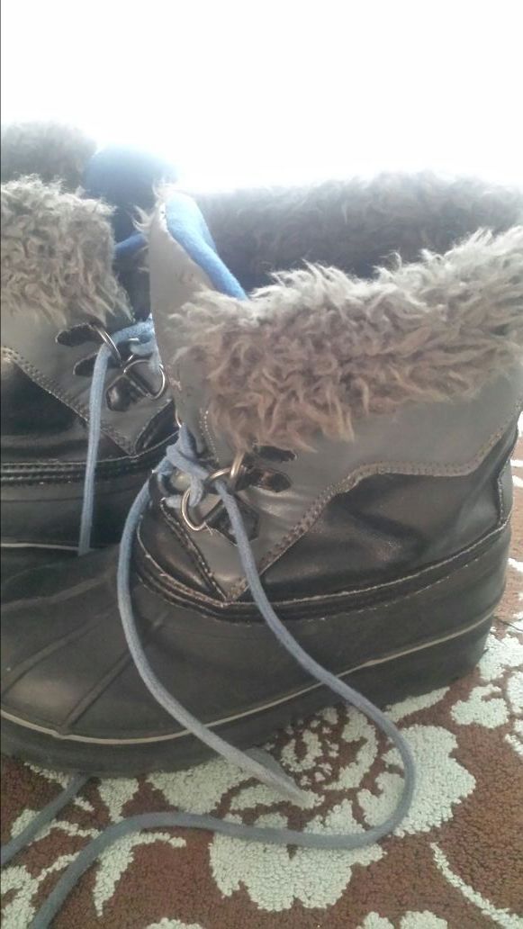 Boys size youth 2 snow boots