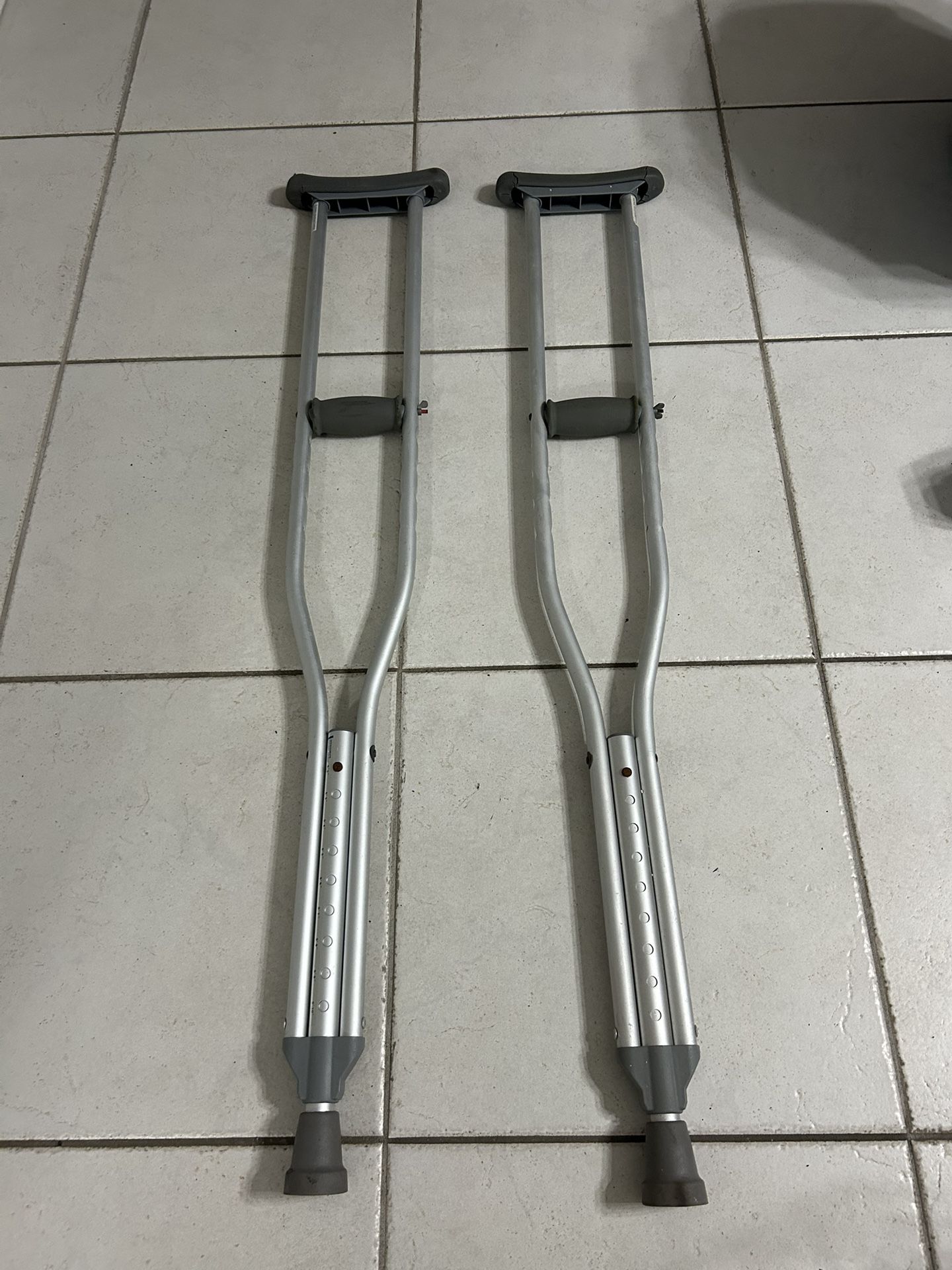 Pair of Adult Aluminum Under-Arm Crutches – Adjustable Height