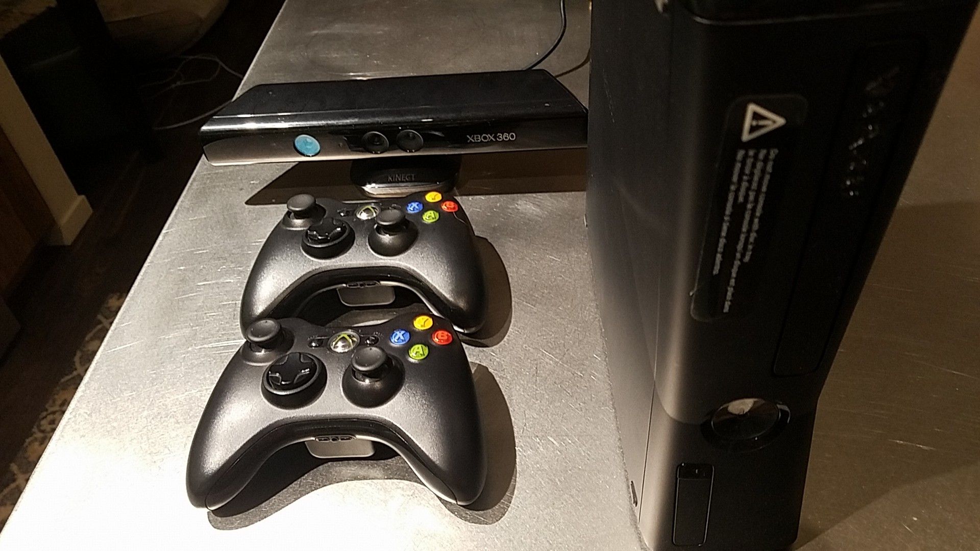 250gb Xbox 360 w/ Kinect and 7 games