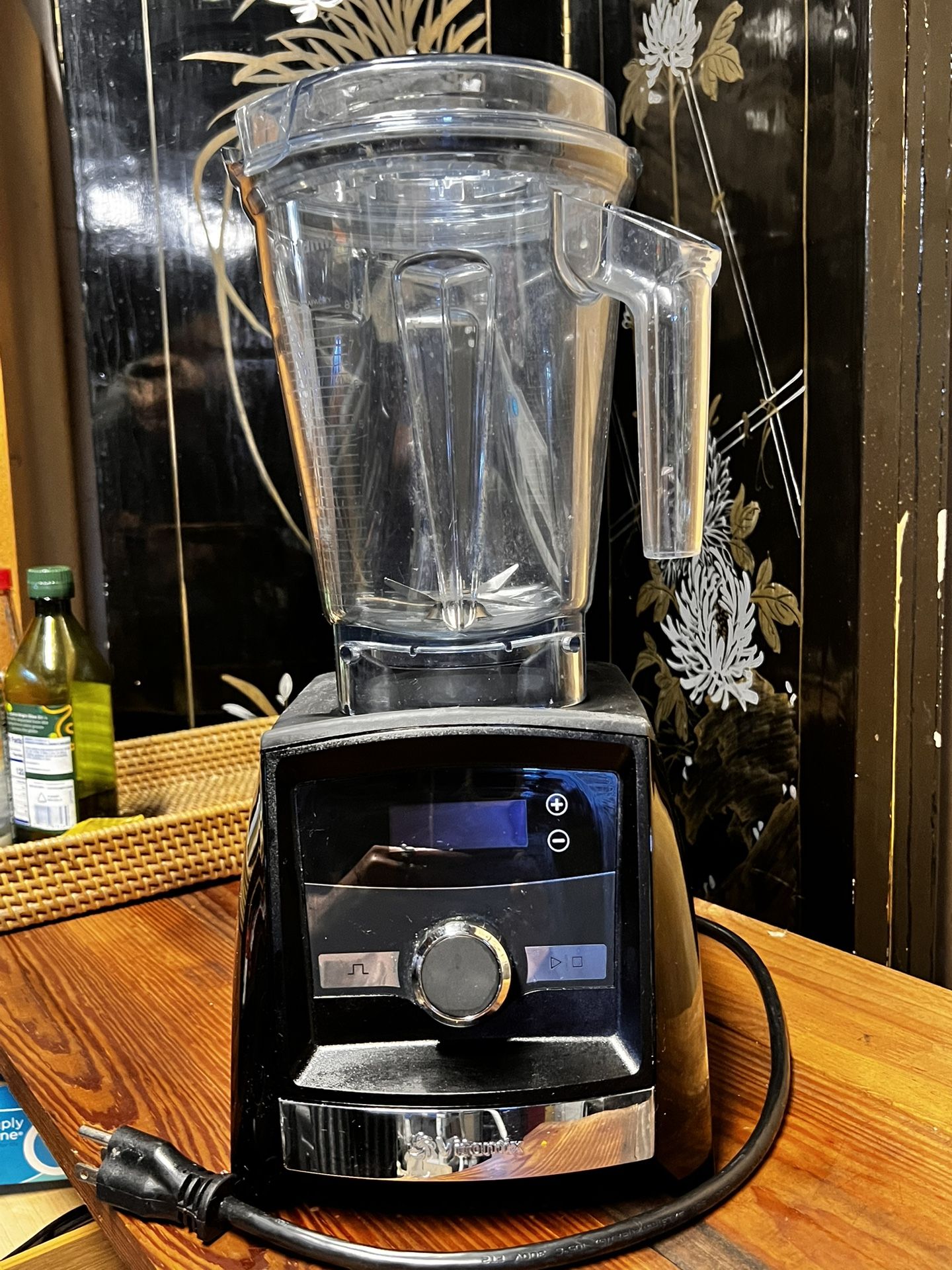 Vitamix Blender + 64 oz blending container and cup accessory 