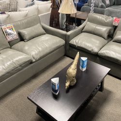 Beautiful Leather Sofa &Loveseat✨💚 Easy Financing Available ✨✅