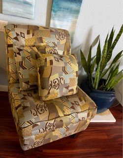 Like new love seat with 2 pillows