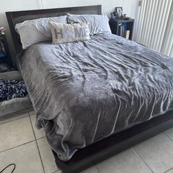 Rooms To Go Bed Frame And Head Board With Mattress