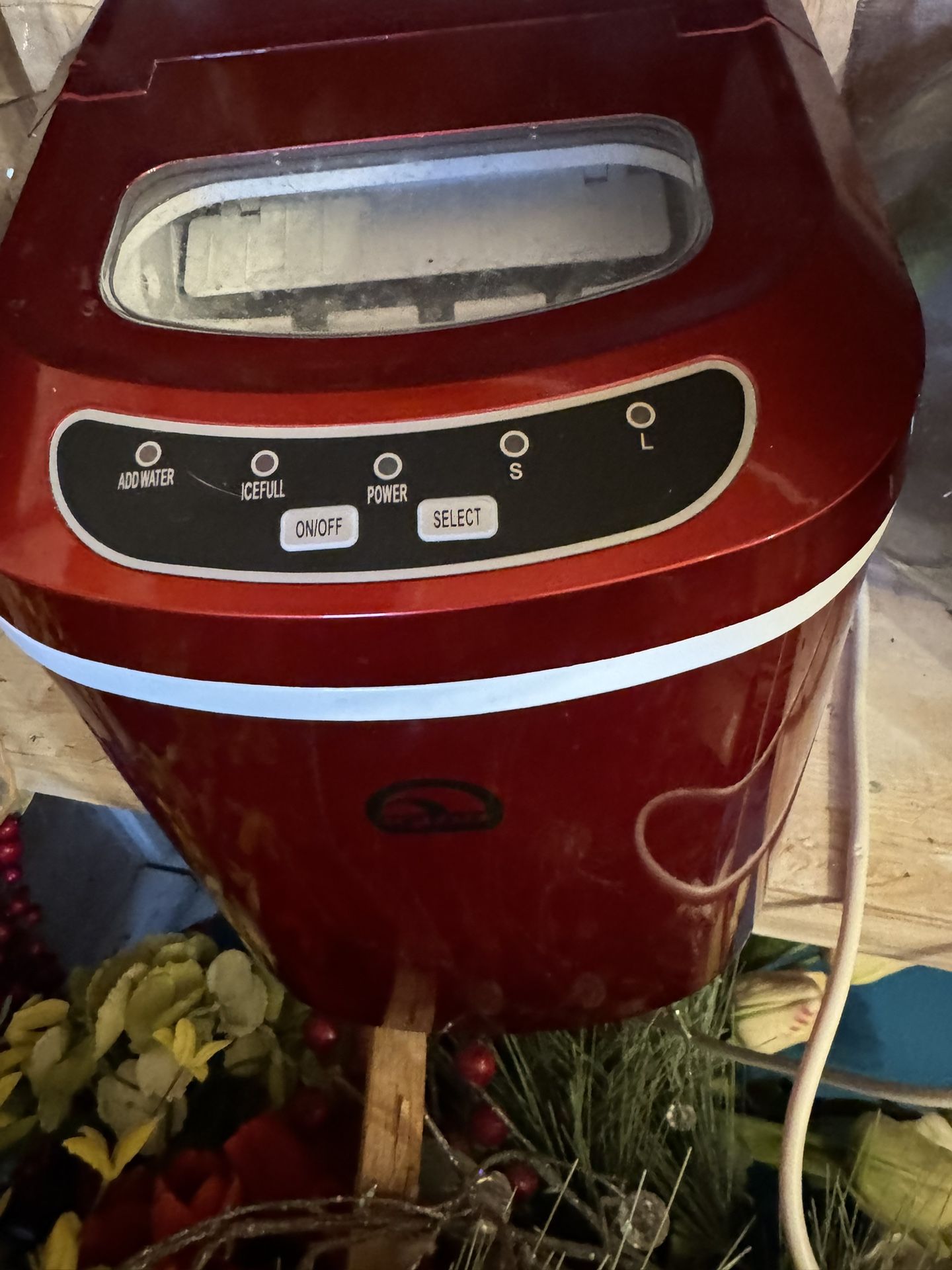 Red countertop ice cube Maker