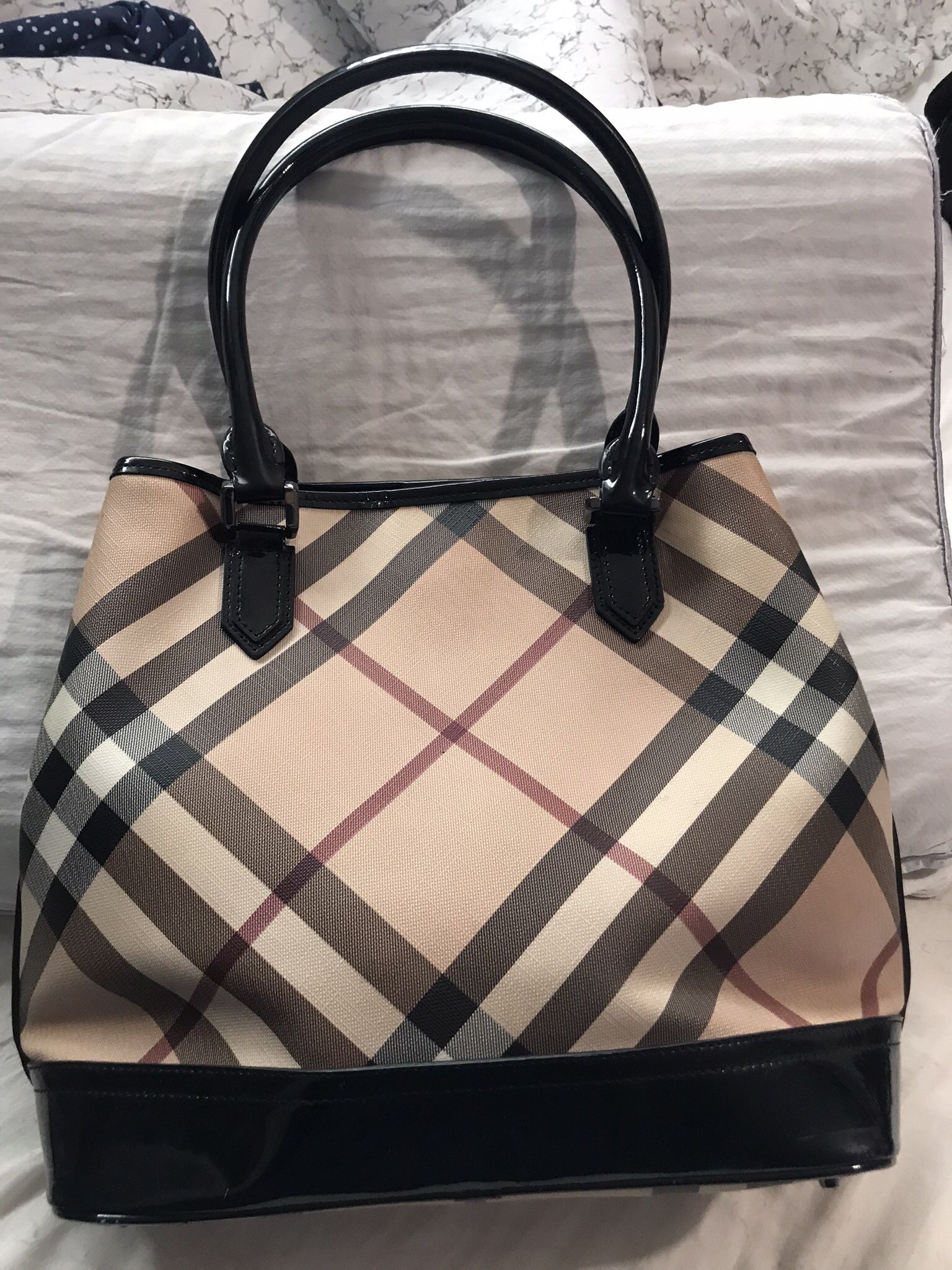 Bolsa Burberry Mediana. Casi Nueva 