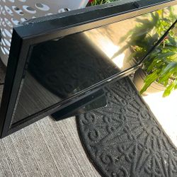 Vizio Tv - 42 in . tv holder not included & no remote