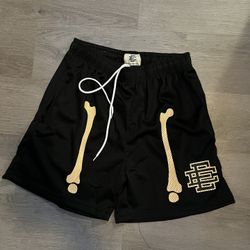 eric emmanuel’s size meduim 