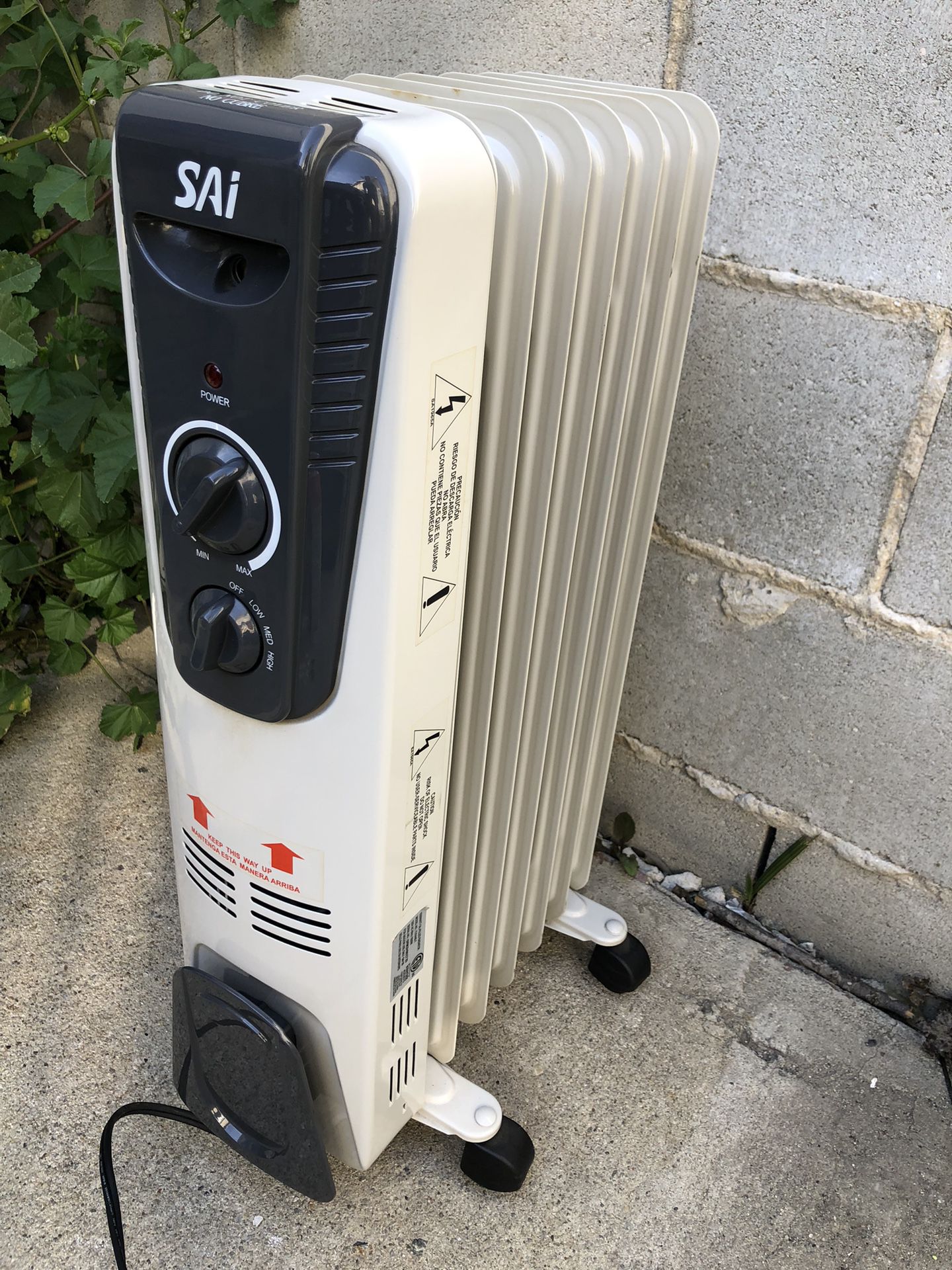 Antibiotica aardbeving Geelachtig SAI CYAA45-7 1,500-Watt Eco-Fin Oil-Filled Radiator with 7-Fins Portable  Heater for Sale in Los Angeles, CA - OfferUp