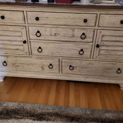 Bedroom Set  Dresser w/ 2 Night Stands