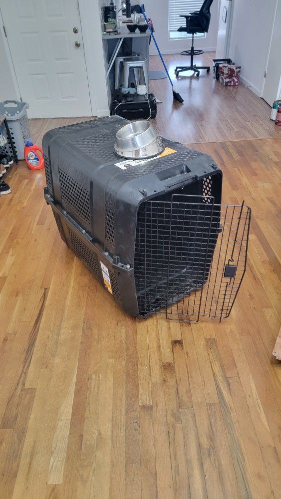 Large Dog Kennel & Bowls