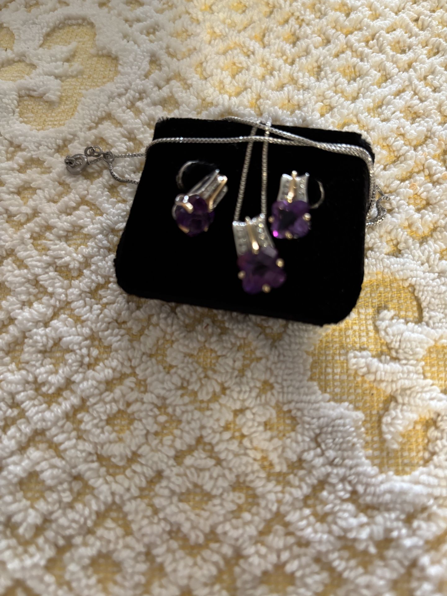 White gold With Diamond And Amathust.