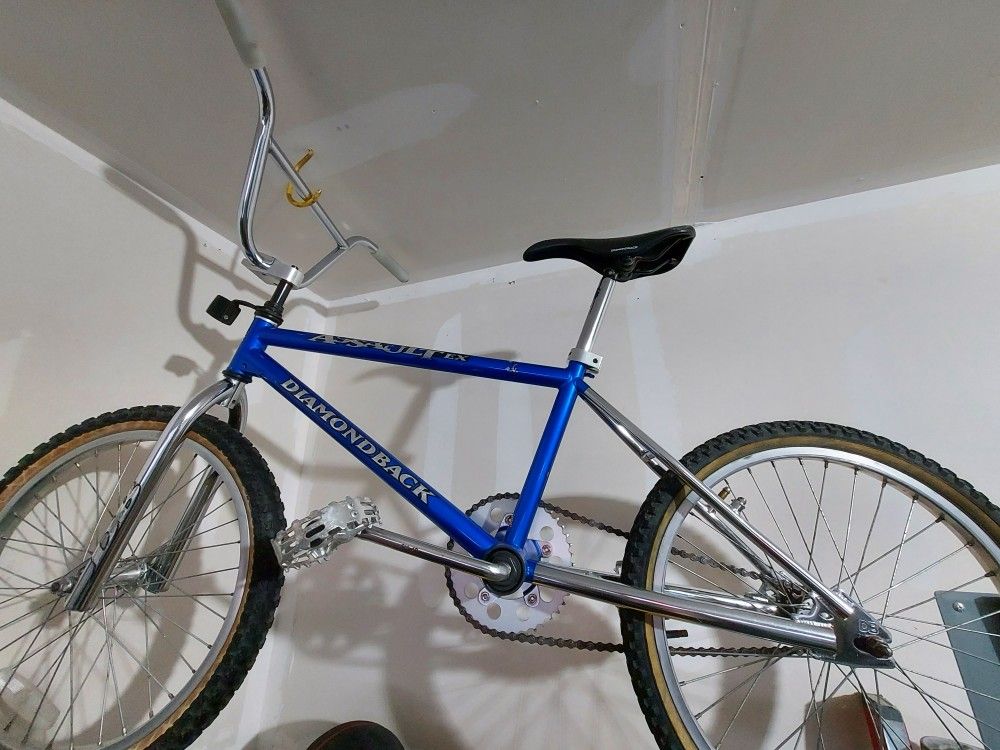 92 Diamondback assault ex BMX in amazing condition to scratches on decals but everything is like new May trade