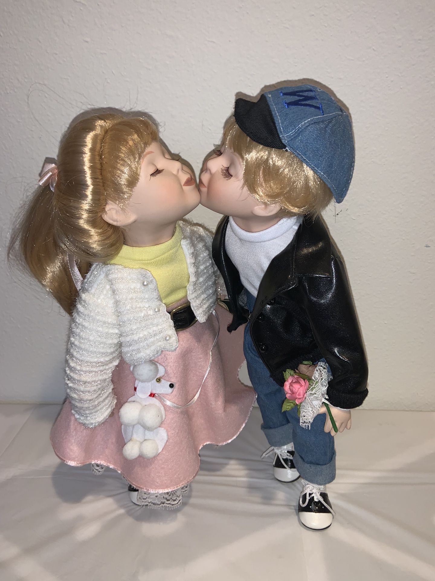 Dolls Johnny & Suzy Kissing