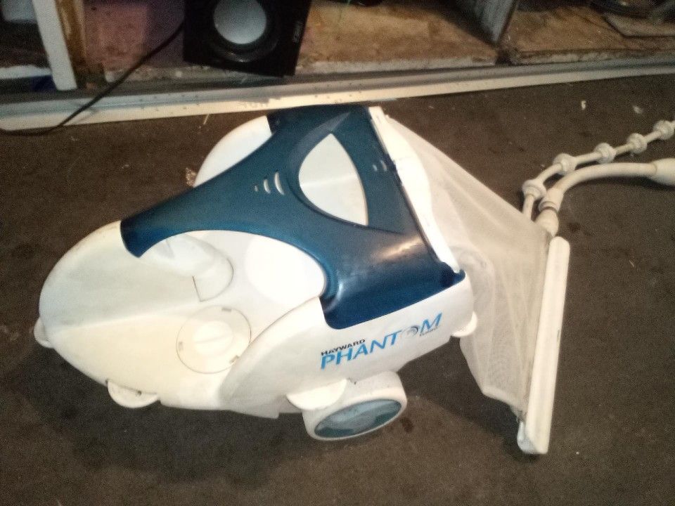 PHANTOM Vacuum Pool Cleaner