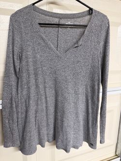 Hollister women’s Gray V-Neck Long Sleeve Top