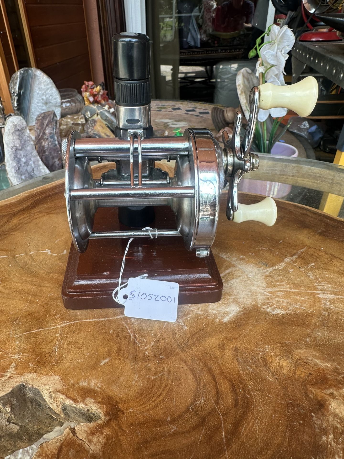 Shakespeare Service 1946M Vintage Level Wind Fishing Reel With Display Stand