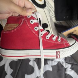 LEVI’S Red Converse