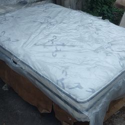 Simmons Beautyrest Recharge Queen Size Mattress And Box Spring 