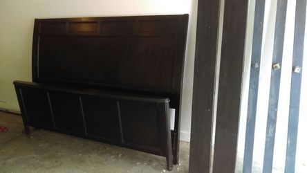 Like New King Size Bed Set Free Delivery / Set up
