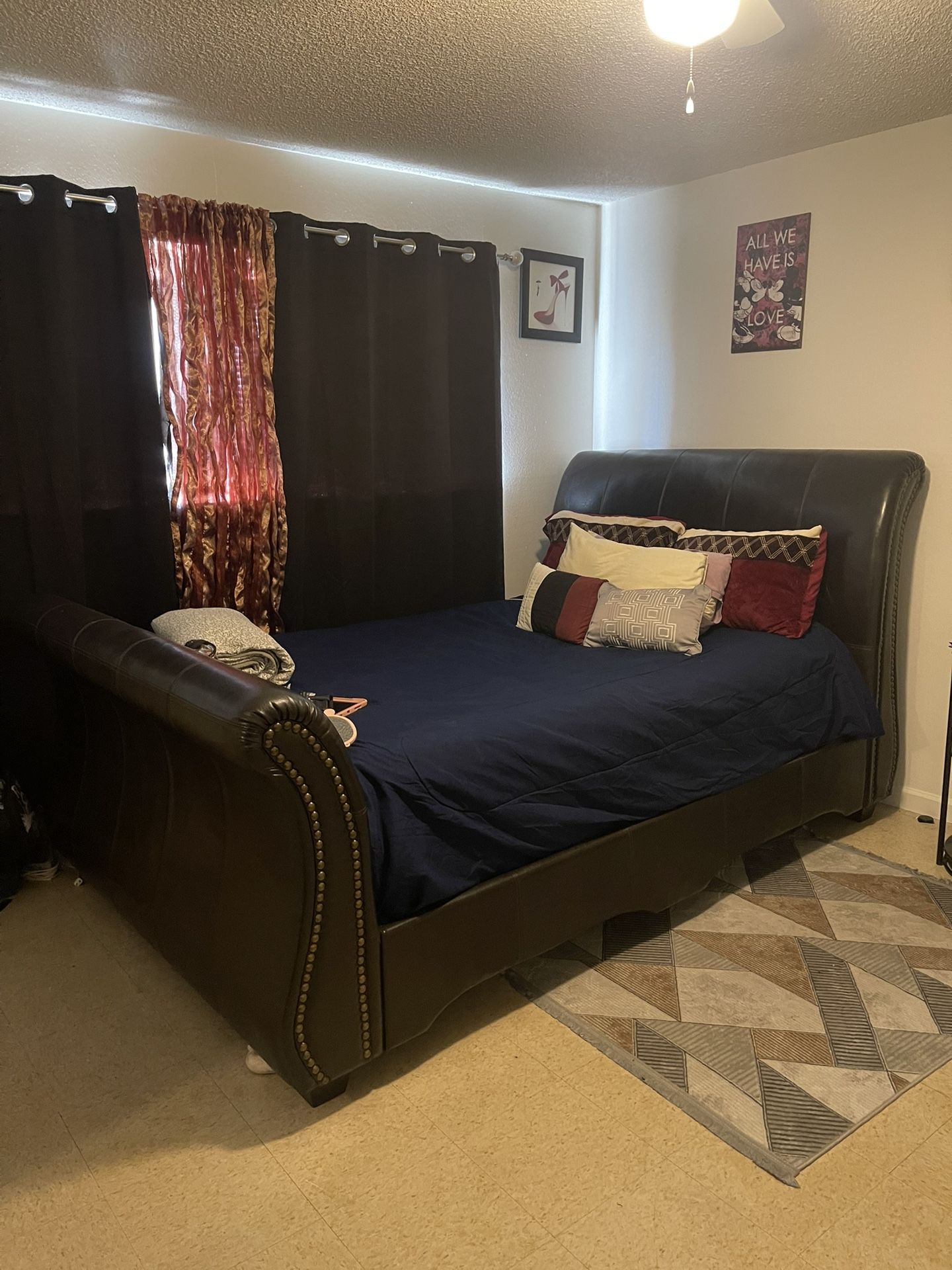 King Size Bed Great Condition The Mattress It’s Really Comfortable 