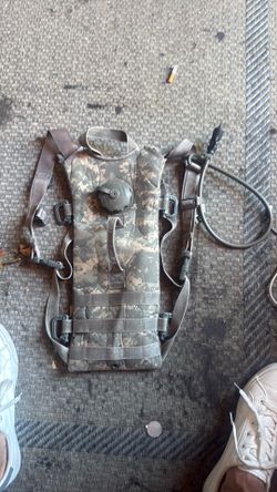 IS military hydration carrier has all parts