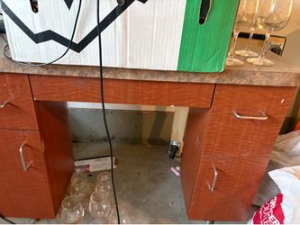 Nail table and two chairs