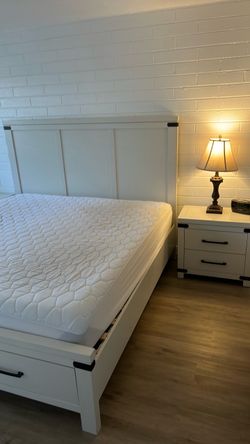 Bedroom set, bed with headboard, dresser, & 2 night stands