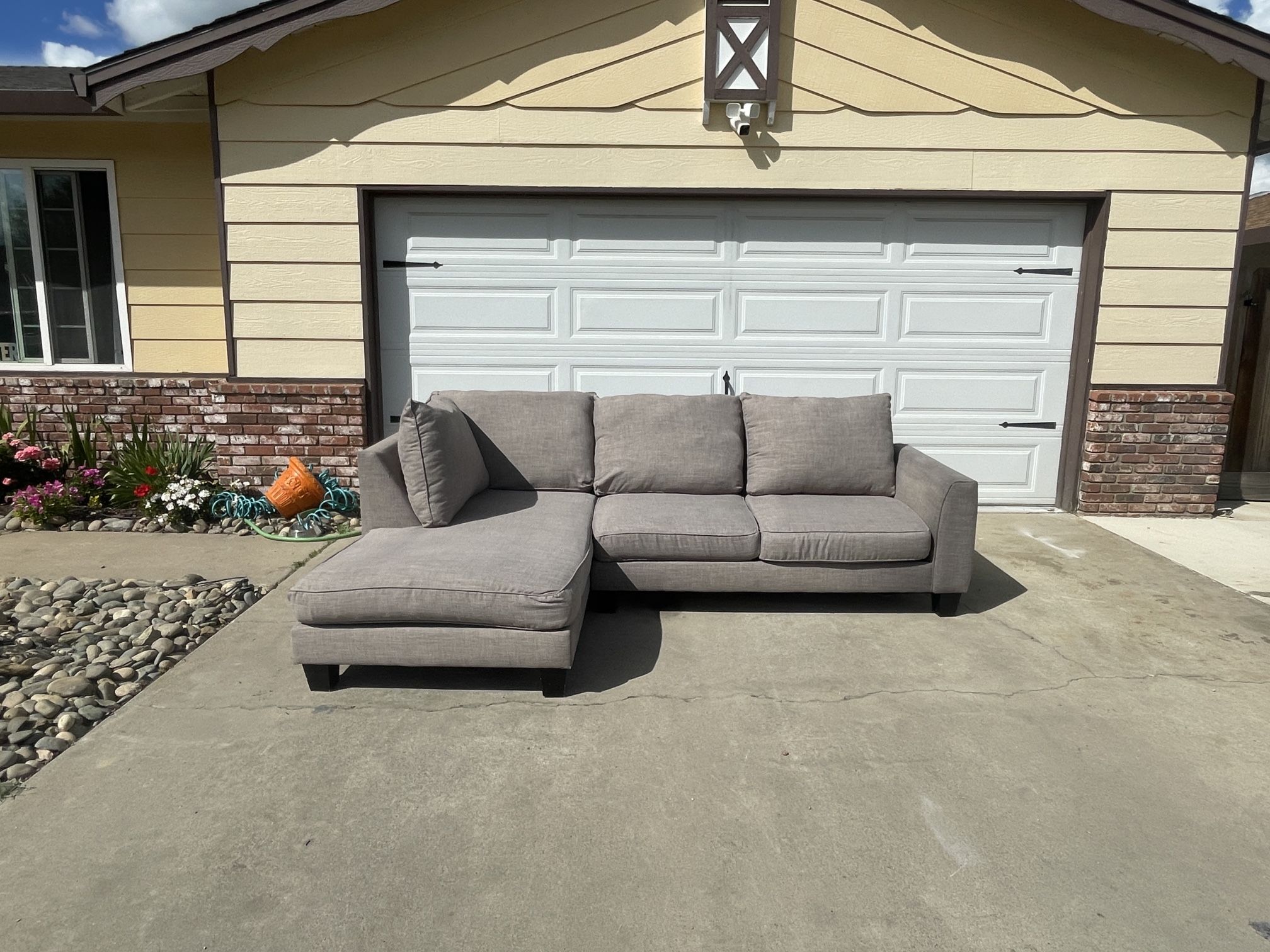 Gray L Sectional (Free Delivery 🚚)