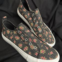 New-Women’s Shoes - Size7 Roses