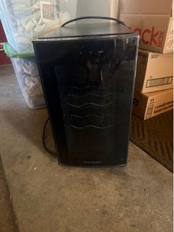 Wine refrigerator