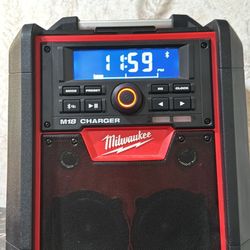 Milwaukee Speaker with battery included