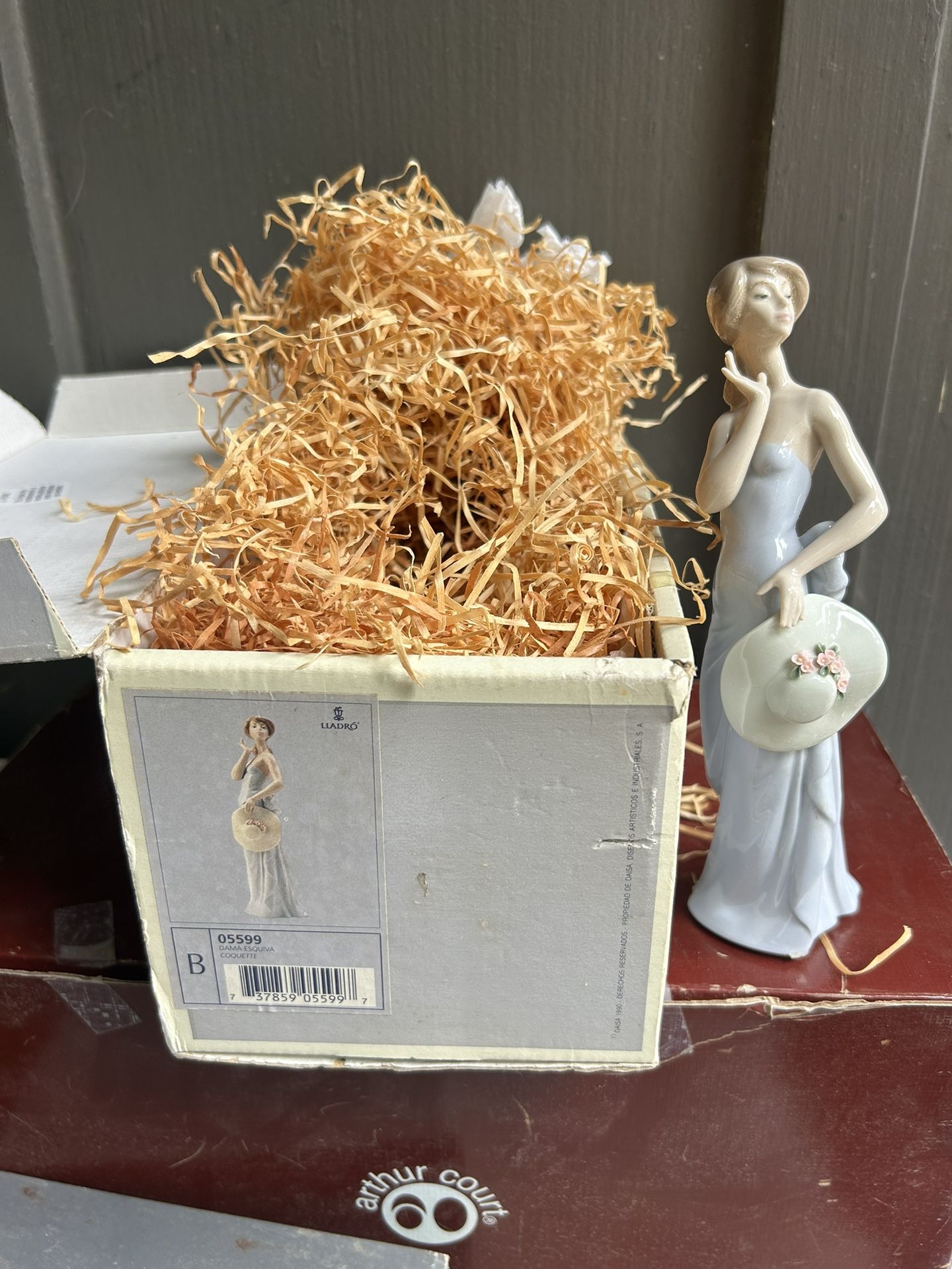 LLADRO 5599 "COQUETTE" FIGURINE LADY WITH A HAT 8.5"