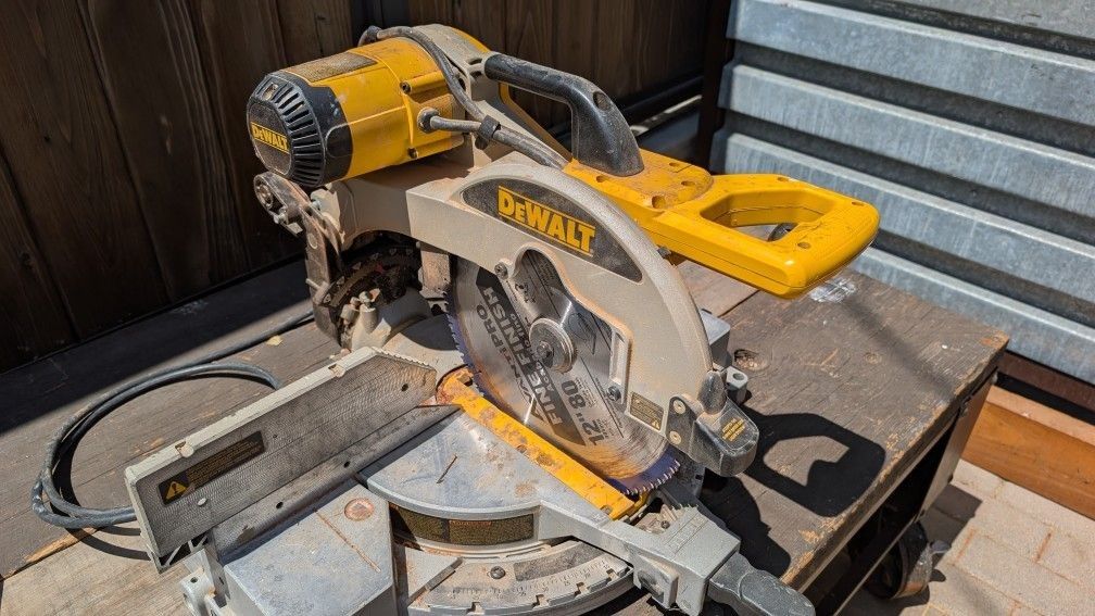 DeWalt Compound Miter Saw 12" Double Bevel Works Great