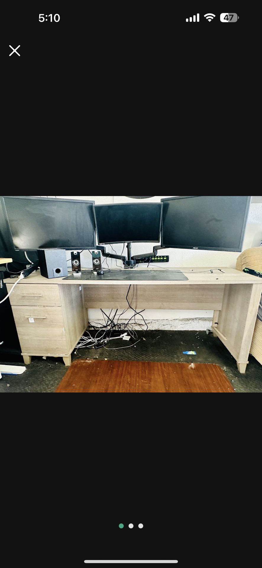Monitor with support for three monitors