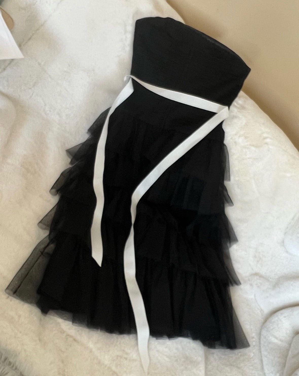 BCBGMaxazria Dress Size O. (Pre owned) Womens Black/White Tulle Mid Length