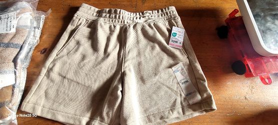 NEW: Cat & Jack Beige Shorts (Size 5)