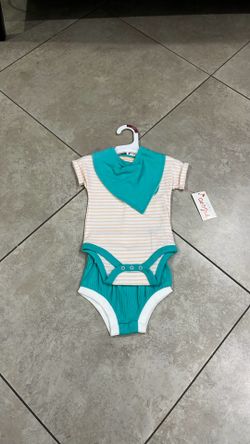 Cat & Jack Baby Girl’s Onesie, Shorts, and Bib, Size 3-6 Months