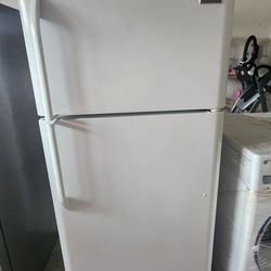 Frigidaire Top-Freezer Refrigerator