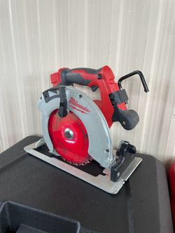 Milwaukee M18 18V Lithium-Ion Brushless Cordless 7-1/4 in. Circular Saw (Tool-Only)