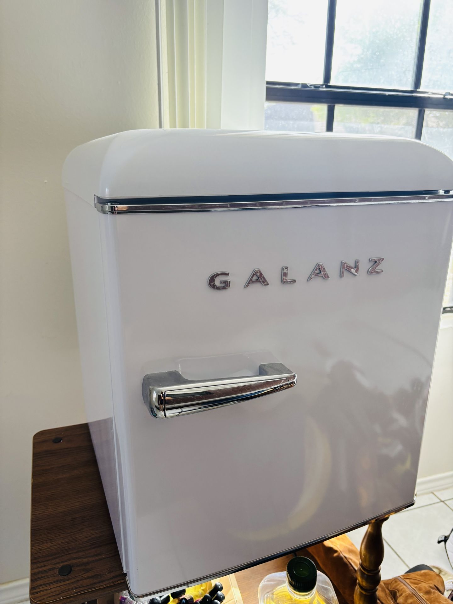 Galanz white retro mini fridge - 1.7 cu ft (please refer to sticker for specs)