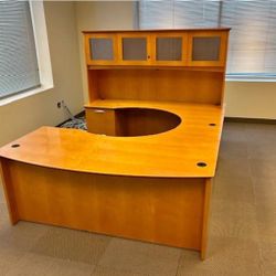 Executive  U Shape  Desk W/hutch